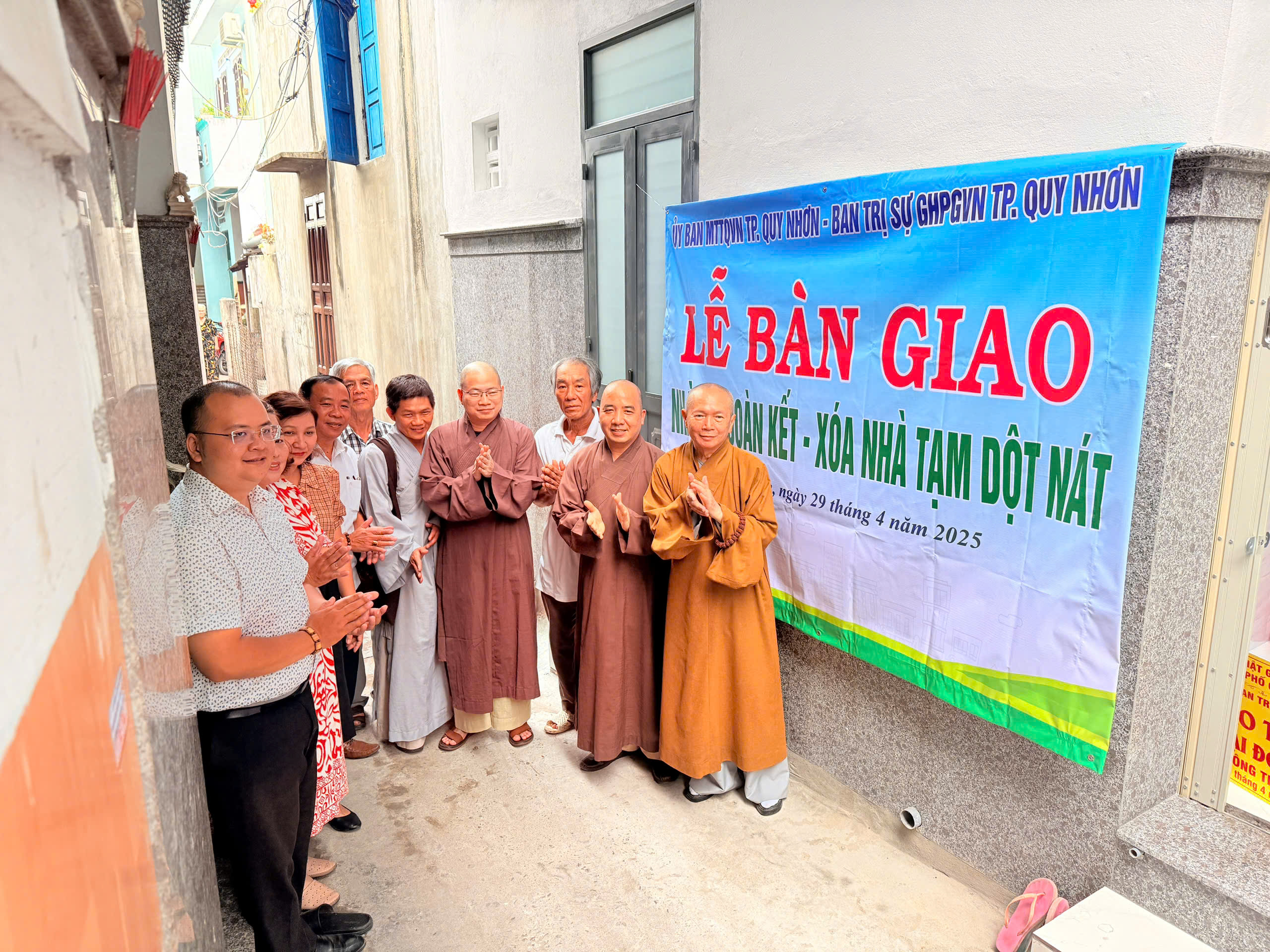 Ban Trị sự Phật giáo Quy Nhơn bàn giao 2 nhà đại đoàn kết
